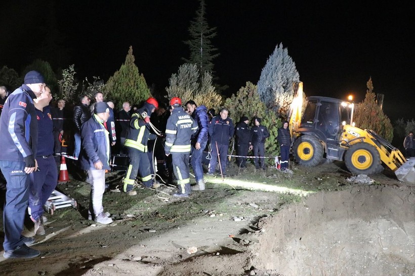 Manisa Salihli'de 60 metrelik kuyuya düşen 2 yaşındaki oğlunu kurtarmak için yanına atlayan baba evladıyla birlikte can verdi - Resim: 1