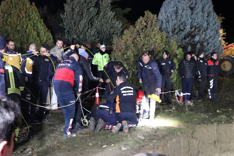Manisa Salihli'de 60 metrelik kuyuya düşen 2 yaşındaki oğlunu kurtarmak için yanına atlayan baba evladıyla birlikte can verdi - Resim: 2