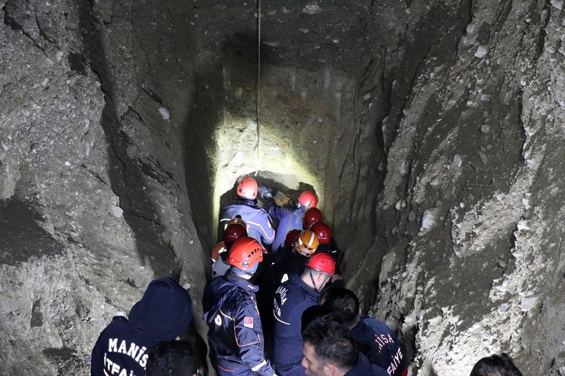 Manisa Salihli'de 60 metrelik kuyuya düşen 2 yaşındaki oğlunu kurtarmak için yanına atlayan baba evladıyla birlikte can verdi - Resim: 3