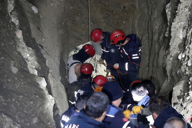Manisa Salihli'de 60 metrelik kuyuya düşen 2 yaşındaki oğlunu kurtarmak için yanına atlayan baba evladıyla birlikte can verdi - Resim: 4
