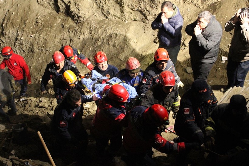 Manisa Salihli'de 60 metrelik kuyuya düşen 2 yaşındaki oğlunu kurtarmak için yanına atlayan baba evladıyla birlikte can verdi - Resim: 8