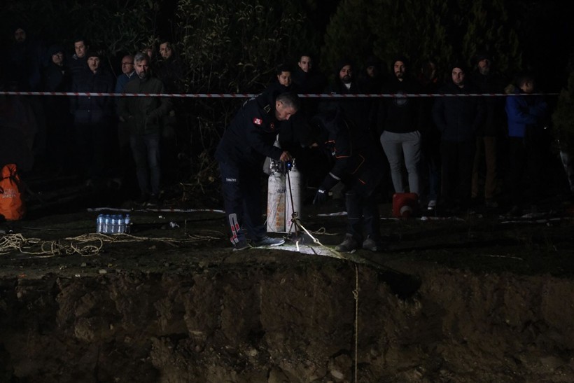 Manisa Salihli'de 60 metrelik kuyuya düşen 2 yaşındaki oğlunu kurtarmak için yanına atlayan baba evladıyla birlikte can verdi - Resim: 9