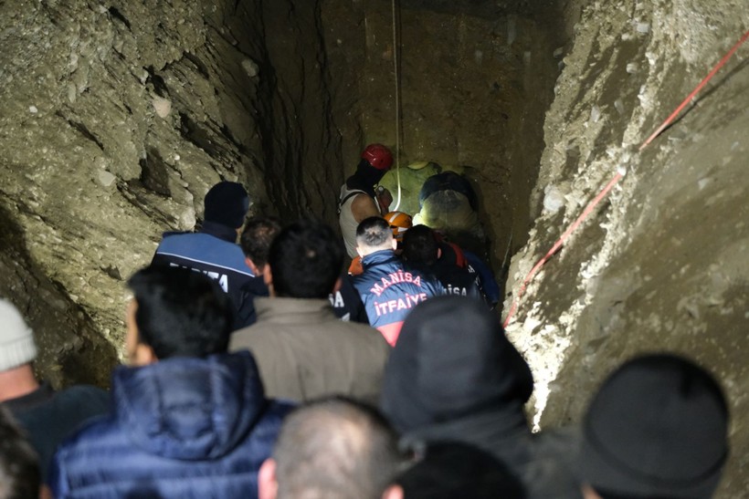 Manisa Salihli'de 60 metrelik kuyuya düşen 2 yaşındaki oğlunu kurtarmak için yanına atlayan baba evladıyla birlikte can verdi - Resim: 10