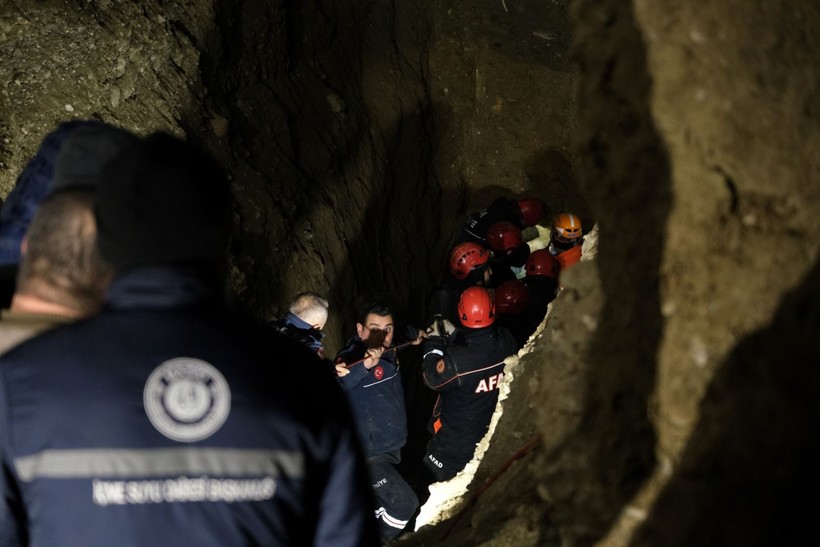 Manisa Salihli'de 60 metrelik kuyuya düşen 2 yaşındaki oğlunu kurtarmak için yanına atlayan baba evladıyla birlikte can verdi - Resim: 11