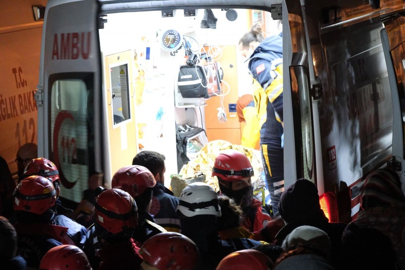 Manisa Salihli'de 60 metrelik kuyuya düşen 2 yaşındaki oğlunu kurtarmak için yanına atlayan baba evladıyla birlikte can verdi - Resim: 14