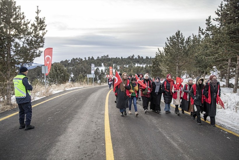 Sarıkamış şehitlerini anma etkinliğinde binlerce vatandaş Allahuekber Dağları'nda yürüdü - Resim: 6