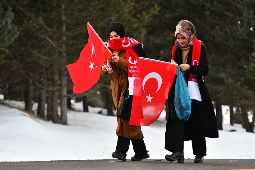Sarıkamış şehitlerini anma etkinliğinde binlerce vatandaş Allahuekber Dağları'nda yürüdü - Resim: 29