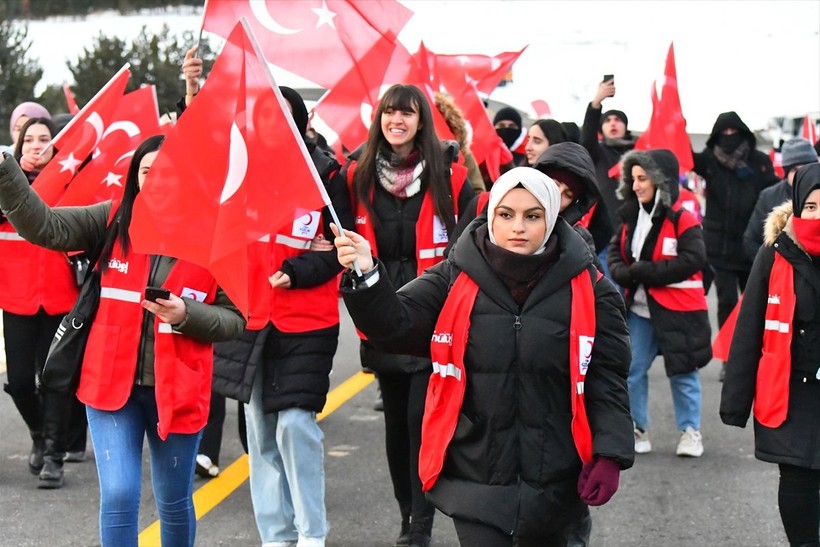 Sarıkamış şehitlerini anma etkinliğinde binlerce vatandaş Allahuekber Dağları'nda yürüdü - Resim: 30