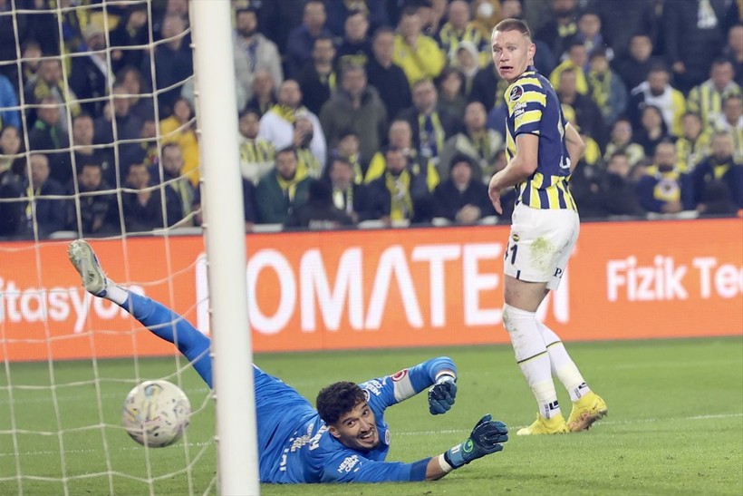 Galatasaray, Fenerbahçe'yi Kadıköy'de 3-0 yendi! İşte derbi maçtan özel kareler - Resim: 33