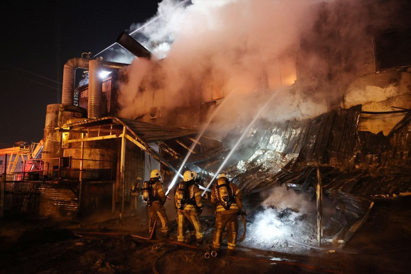Arnavutköy'de gece yarısı korkutan yangın! Kauçuk fabrikası alevlere teslim oldu - Resim: 5