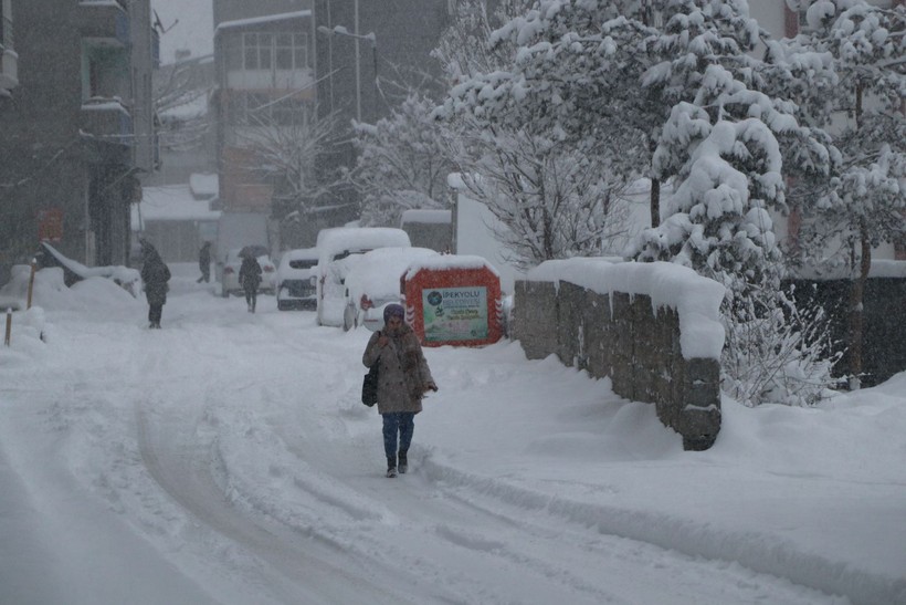 Van'da yaşanan yoğun kar yağışı hayatı olumsuz etkiledi! 3 ilçede okullar tatil edildi - Resim: 10