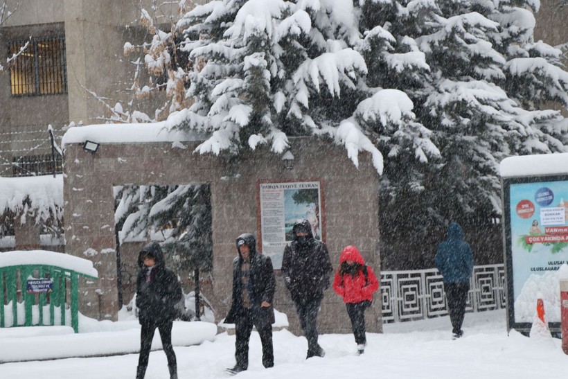 Van'da yaşanan yoğun kar yağışı hayatı olumsuz etkiledi! 3 ilçede okullar tatil edildi - Resim: 8