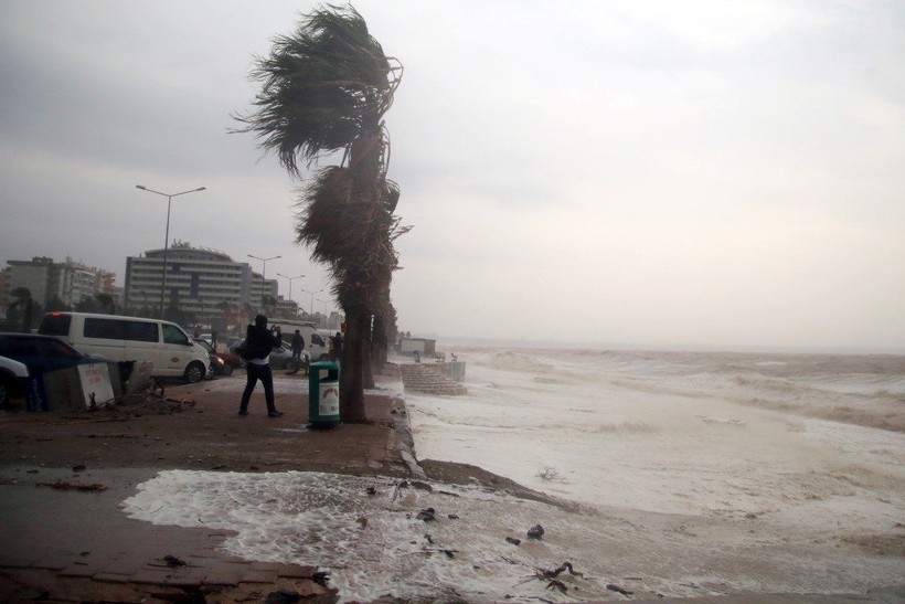 Meteoroloji'den Antalya için uyarı geldi! Kentte yaşanan fırtına ve sağanak yağış hayatı olumsuz etkiliyor - Resim: 1