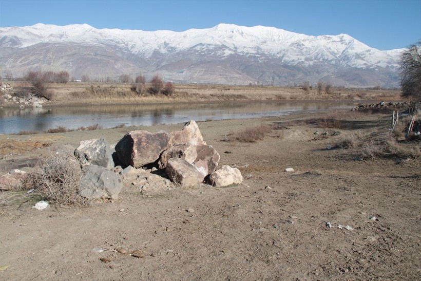 Erzincan'da bulunan Karasu Nehri'nin su seviyesinin büyük oranda azalmasıyla ortaya adacıklar çıktı - Resim: 8