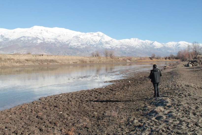 Erzincan'da bulunan Karasu Nehri'nin su seviyesinin büyük oranda azalmasıyla ortaya adacıklar çıktı - Resim: 9