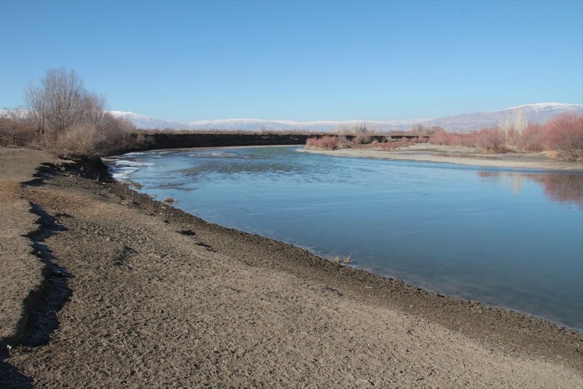 Erzincan'da bulunan Karasu Nehri'nin su seviyesinin büyük oranda azalmasıyla ortaya adacıklar çıktı - Resim: 10