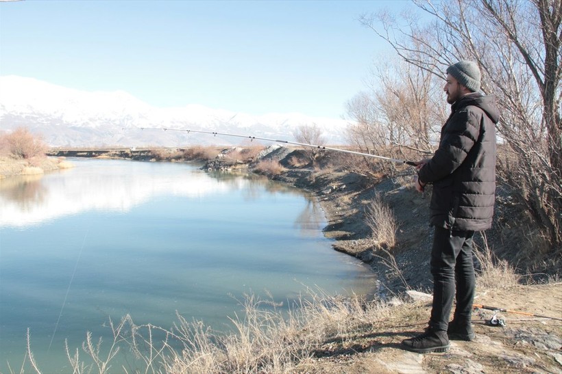 Erzincan'da bulunan Karasu Nehri'nin su seviyesinin büyük oranda azalmasıyla ortaya adacıklar çıktı - Resim: 11