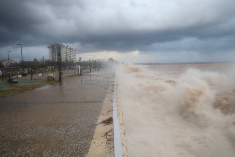 Meteoroloji'den Antalya için uyarı geldi! Kentte yaşanan fırtına ve sağanak yağış hayatı olumsuz etkiliyor - Resim: 6