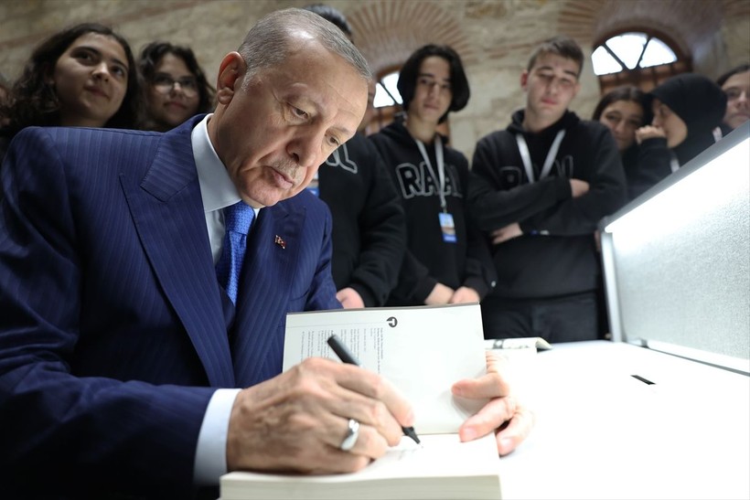 Cumhurbaşkanı Erdoğan, Rami Kütüphanesi'nin Açılış Törenine katıldı, kütüphane gezisi esnasında öğrencilerle çekilen fotoğraflar iç ısıttı - Resim: 4