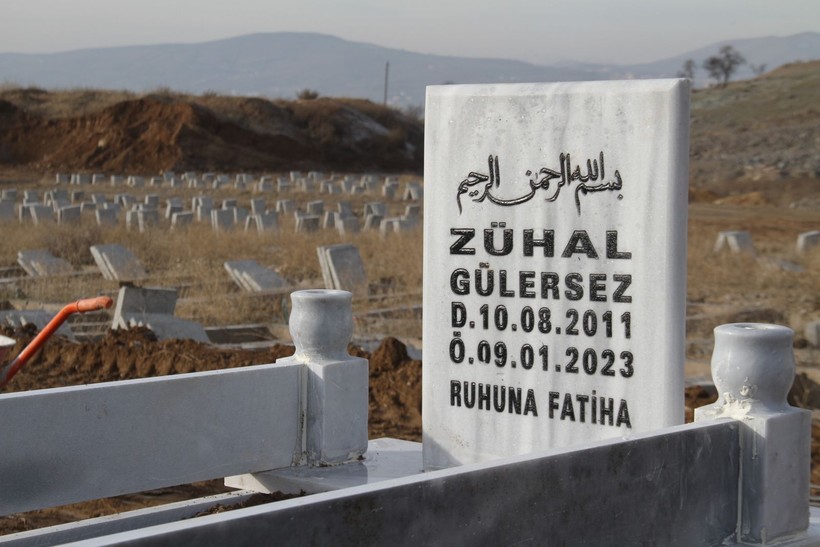 Ailesi tarafından cenazesinin kabul edilmemesiyle beraber kimsesizler mezarlığına gömülen Zühal'e Elazığ sahip çıktı! Küçük kızın mezarı yaptırıldı - Resim: 3