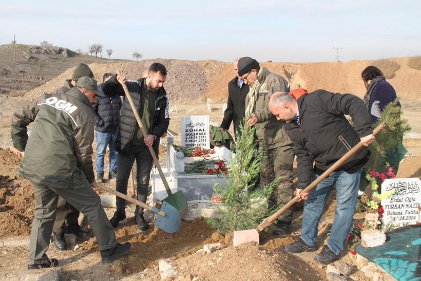 Ailesi tarafından cenazesinin kabul edilmemesiyle beraber kimsesizler mezarlığına gömülen Zühal'e Elazığ sahip çıktı! Küçük kızın mezarı yaptırıldı - Resim: 4