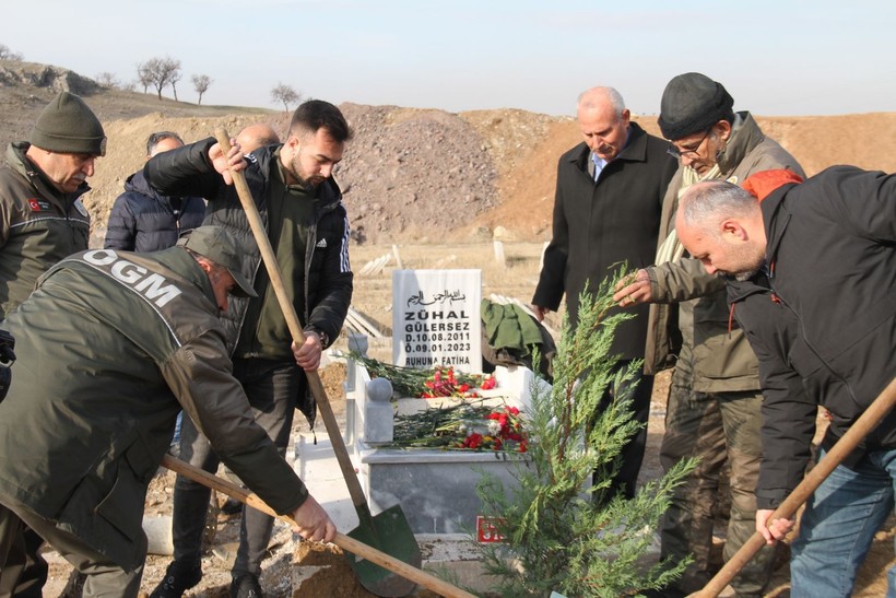 Ailesi tarafından cenazesinin kabul edilmemesiyle beraber kimsesizler mezarlığına gömülen Zühal'e Elazığ sahip çıktı! Küçük kızın mezarı yaptırıldı - Resim: 5