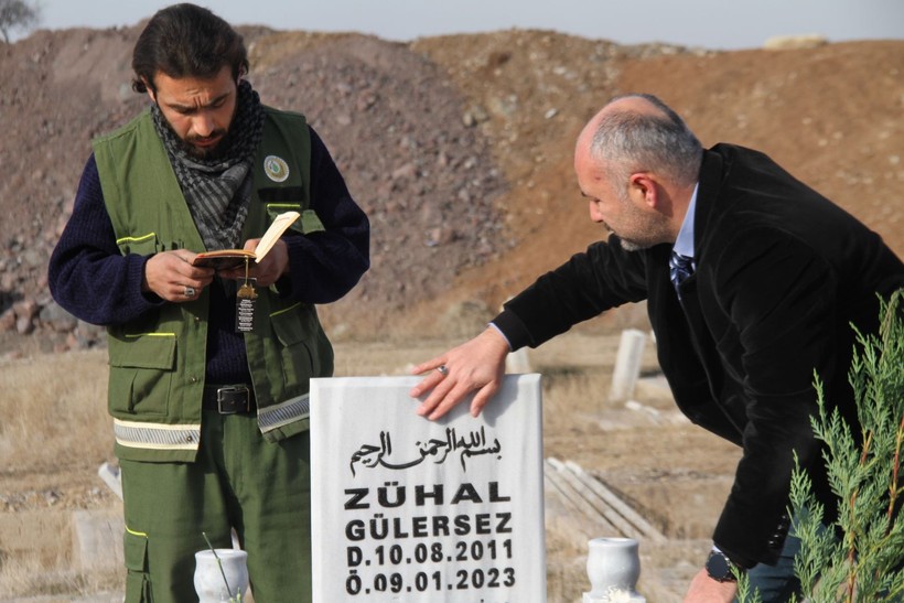 Ailesi tarafından cenazesinin kabul edilmemesiyle beraber kimsesizler mezarlığına gömülen Zühal'e Elazığ sahip çıktı! Küçük kızın mezarı yaptırıldı - Resim: 6