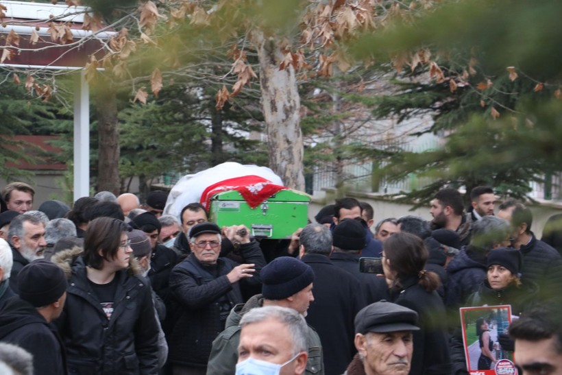 Tuğçe Can, tabutuna gelinlik örtülerek Eskişehir'de son yolculuğa uğurlandı! Katil zanlısı sevgilisi yoğun bakımda gözaltında - Resim: 2