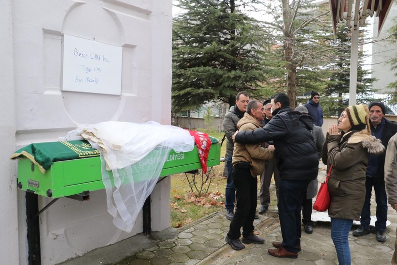 Tuğçe Can, tabutuna gelinlik örtülerek Eskişehir'de son yolculuğa uğurlandı! Katil zanlısı sevgilisi yoğun bakımda gözaltında - Resim: 6