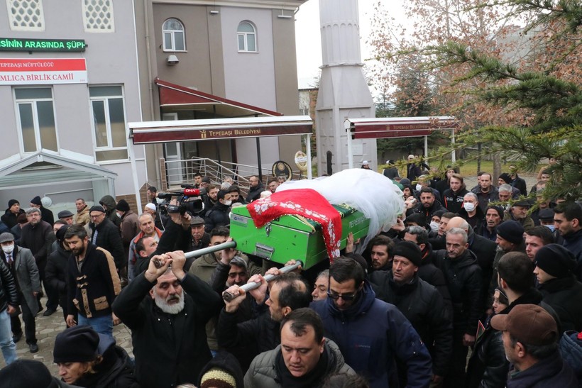 Tuğçe Can, tabutuna gelinlik örtülerek Eskişehir'de son yolculuğa uğurlandı! Katil zanlısı sevgilisi yoğun bakımda gözaltında - Resim: 7