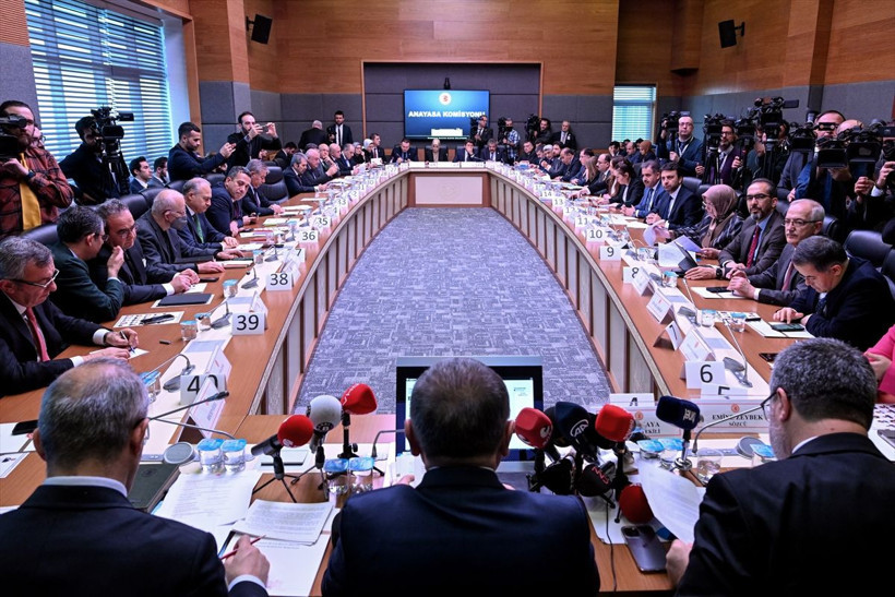 Başörtüsüne yönelik Anayasa değişikliği teklifi görüşmelerine Anayasa Komisyonu'nda başlandı - Resim: 5
