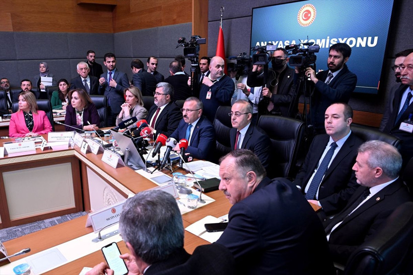 Başörtüsüne yönelik Anayasa değişikliği teklifi görüşmelerine Anayasa Komisyonu'nda başlandı - Resim: 6