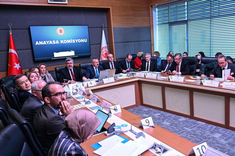 Başörtüsüne yönelik Anayasa değişikliği teklifi görüşmelerine Anayasa Komisyonu'nda başlandı - Resim: 8