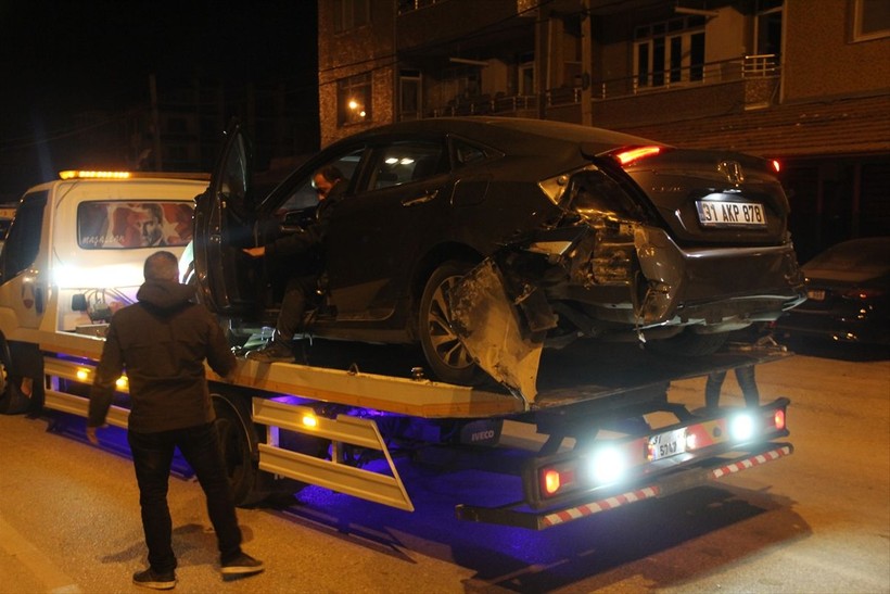 Önce birbirlerine çarptılar daha sonra park edenlere - Resim: 1