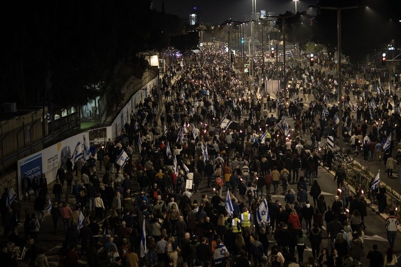 Tel Aviv'de binlerce kişi Netanyahu'ya karşı protesto düzenledi - Resim: 5