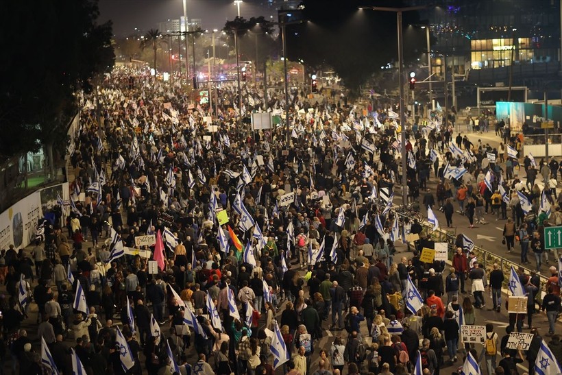Tel Aviv'de binlerce kişi Netanyahu'ya karşı protesto düzenledi - Resim: 7