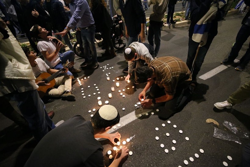 Tel Aviv'de binlerce kişi Netanyahu'ya karşı protesto düzenledi - Resim: 18