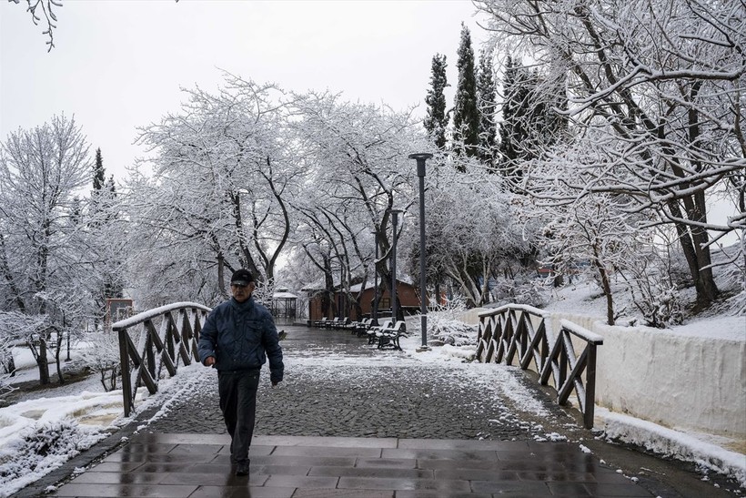 Başkent Ankara'da kar sevinci! Şehir beyaz örtüyle kaplandı, vatandaşlar karın keyfini çıkardı - Resim: 22