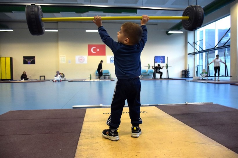 Minik halterci Mert neşe kaynağı oldu - Resim: 11