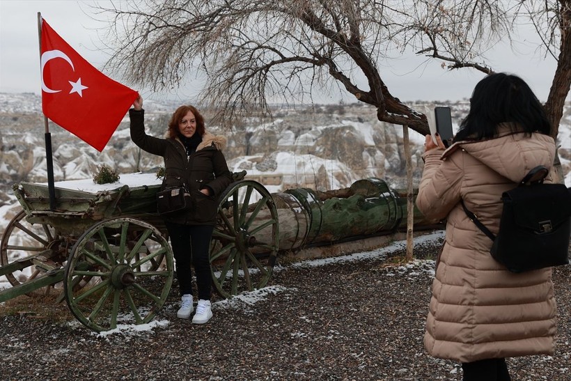 Kar yağışıyla beraber beyaza bürünen Kapadokya yoğun ilgi gördü! O anlar görüntülendi... - Resim: 5