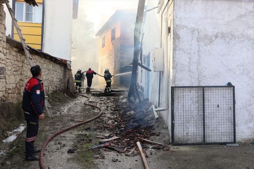 Burdur'da bir müstakil evde çıkan yangın rüzgarın etkisiyle kısa sürede büyürken büyük hasara neden oldu! - Resim: 1
