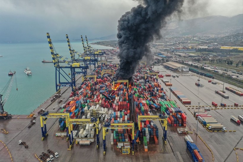 İskenderun Limanı'ndaki depodaki konteynerlerden biri henüz bilinmeyen bir nedenle devrilerek alev aldı - Resim: 2