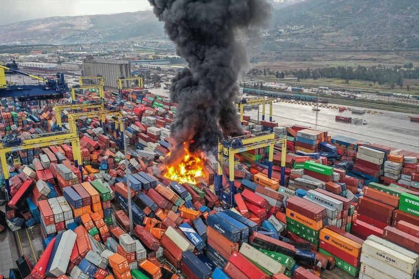 İskenderun Limanı'ndaki depodaki konteynerlerden biri henüz bilinmeyen bir nedenle devrilerek alev aldı - Resim: 4