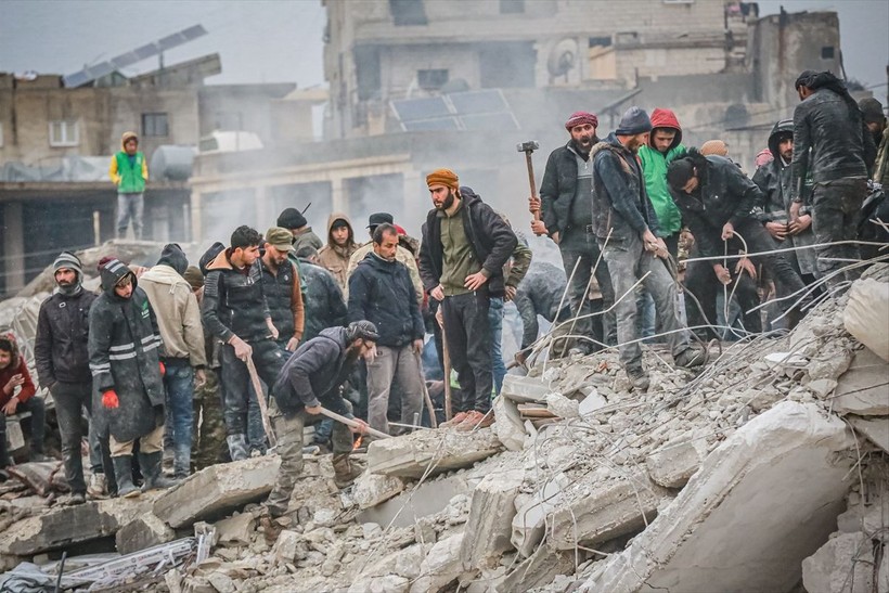 Suriye'de depremden dolayı ölenlerin sayısı artıyor, birçoğu savaştan dolayı yıkılmış evlerde yaşıyordu - Resim: 9