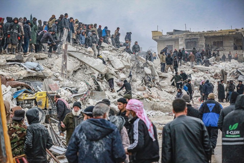 Suriye'de depremden dolayı ölenlerin sayısı artıyor, birçoğu savaştan dolayı yıkılmış evlerde yaşıyordu - Resim: 10