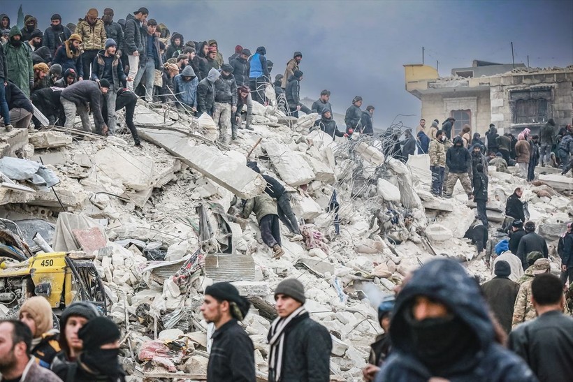 Suriye'de depremden dolayı ölenlerin sayısı artıyor, birçoğu savaştan dolayı yıkılmış evlerde yaşıyordu - Resim: 11