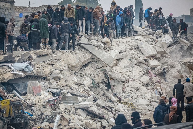Suriye'de depremden dolayı ölenlerin sayısı artıyor, birçoğu savaştan dolayı yıkılmış evlerde yaşıyordu - Resim: 12