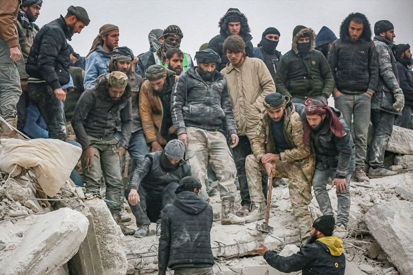Suriye'de depremden dolayı ölenlerin sayısı artıyor, birçoğu savaştan dolayı yıkılmış evlerde yaşıyordu - Resim: 14