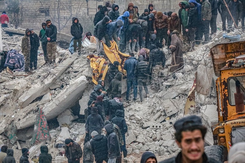 Suriye'de depremden dolayı ölenlerin sayısı artıyor, birçoğu savaştan dolayı yıkılmış evlerde yaşıyordu - Resim: 16