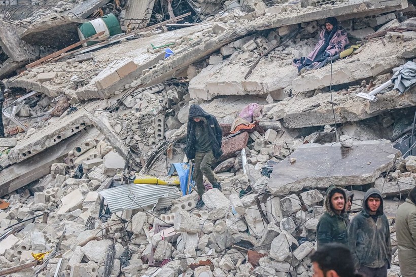 Suriye'de depremden dolayı ölenlerin sayısı artıyor, birçoğu savaştan dolayı yıkılmış evlerde yaşıyordu - Resim: 17